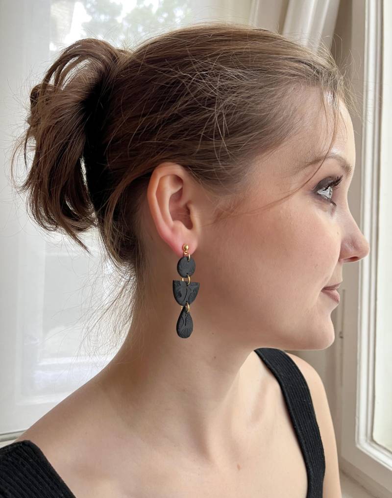Polymer Clay Ohrring Ivy Black 24 Karat Vergoldet in Schwarz, Statement Ohrstecker Aus Ton Schwarz Und Maserung von MajaCelineDE