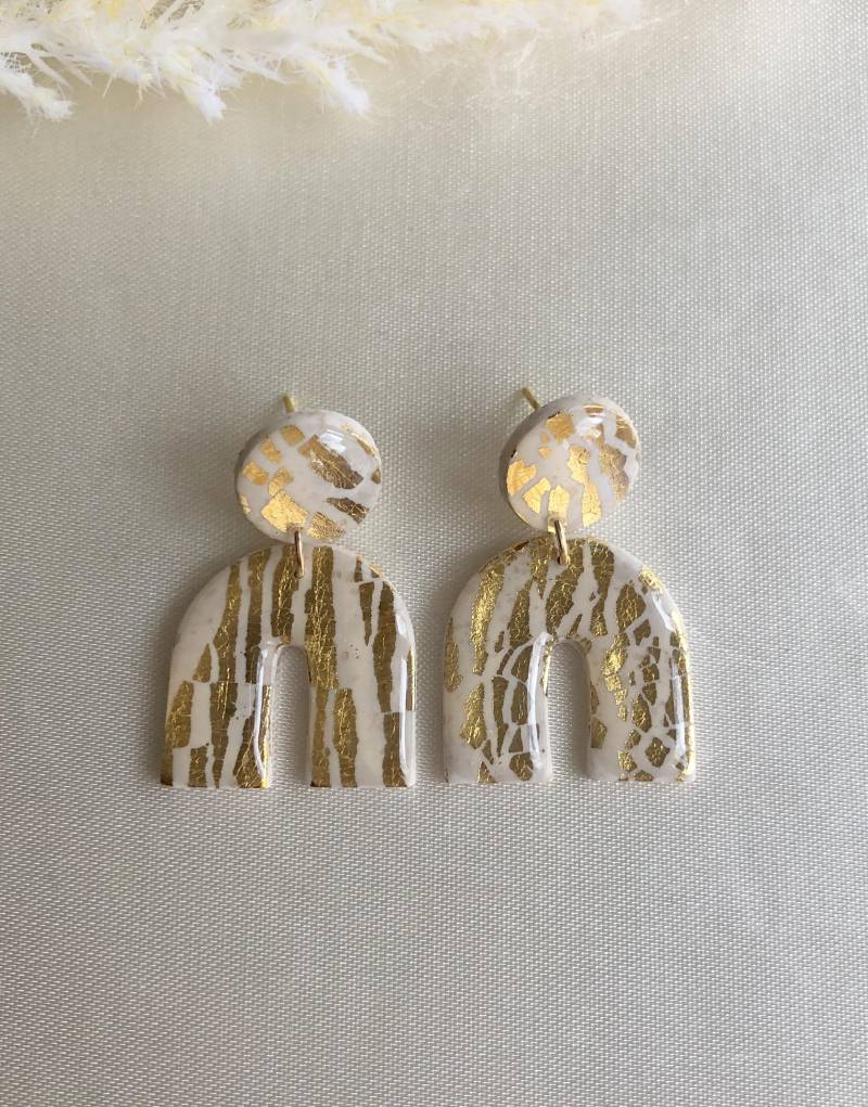 Polymer Clay Ohrringe Dottie Goldmarie 24 Karat Vergoldet Creme, Mit Resin Veredelt. Oval Bogen Blume Blatt von MajaCelineDE