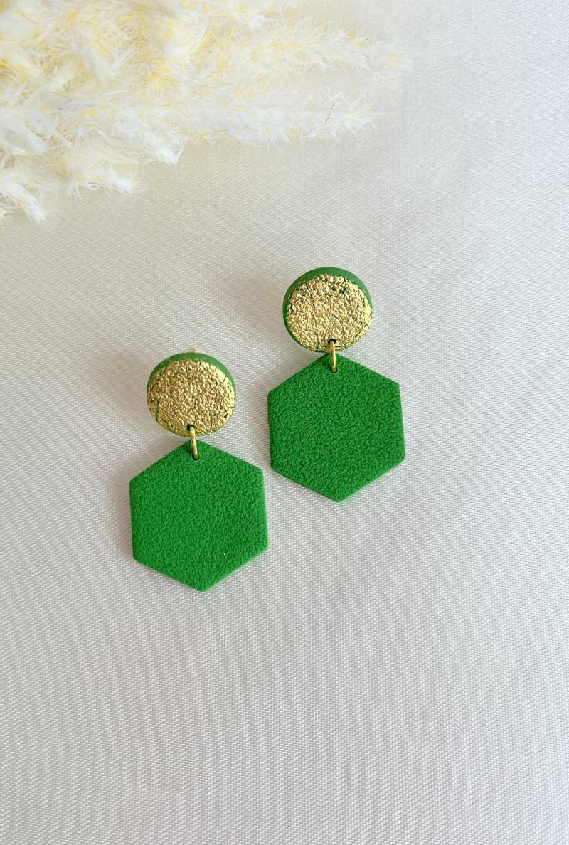 Polymer Clay Ohrringe Fiora Green 24 Karat Vergoldet Grün Blattgold, Aus Ton, Leuchtend Grün, Statement von MajaCelineDE
