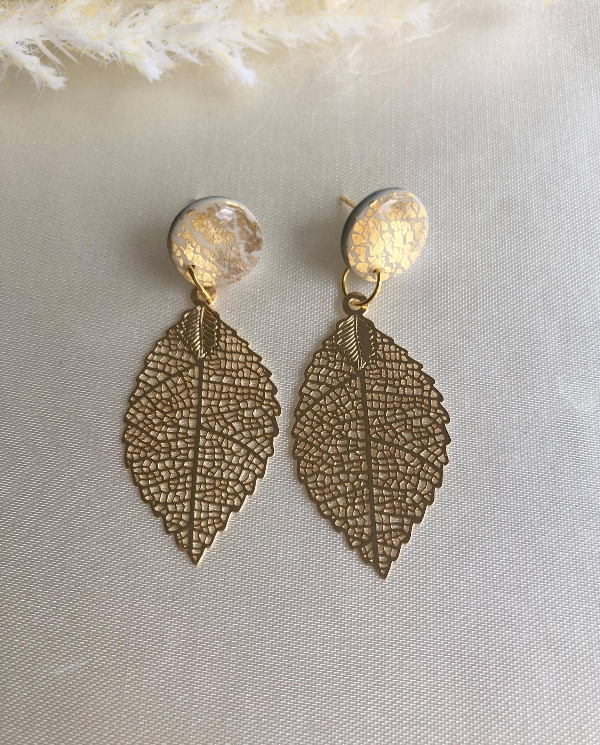 Polymer Clay Ohrringe Goldmarie Blatt 24 Karat Vergoldet Creme, Mit Resin Veredelt. Oval Bogen Blume Träne Ohrschmuck von MajaCelineDE