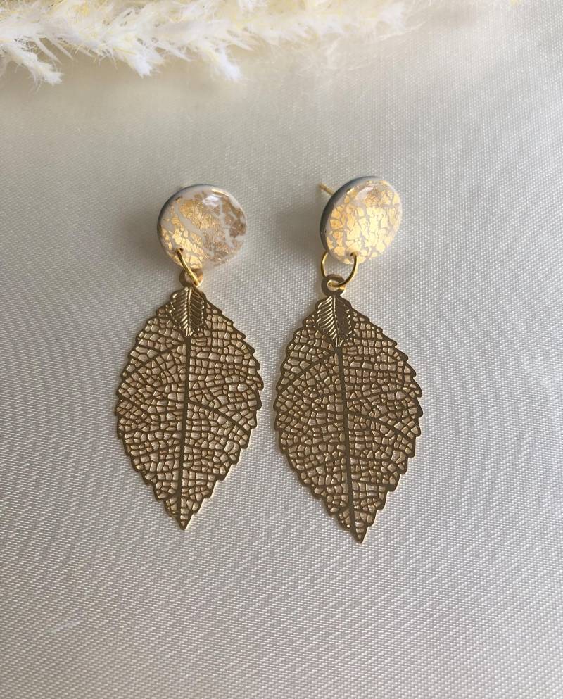 Polymer Clay Ohrringe Goldmarie Blatt 24 Karat Vergoldet Creme, Mit Resin Veredelt. Oval Bogen Blume Träne Ohrschmuck von MajaCelineDE