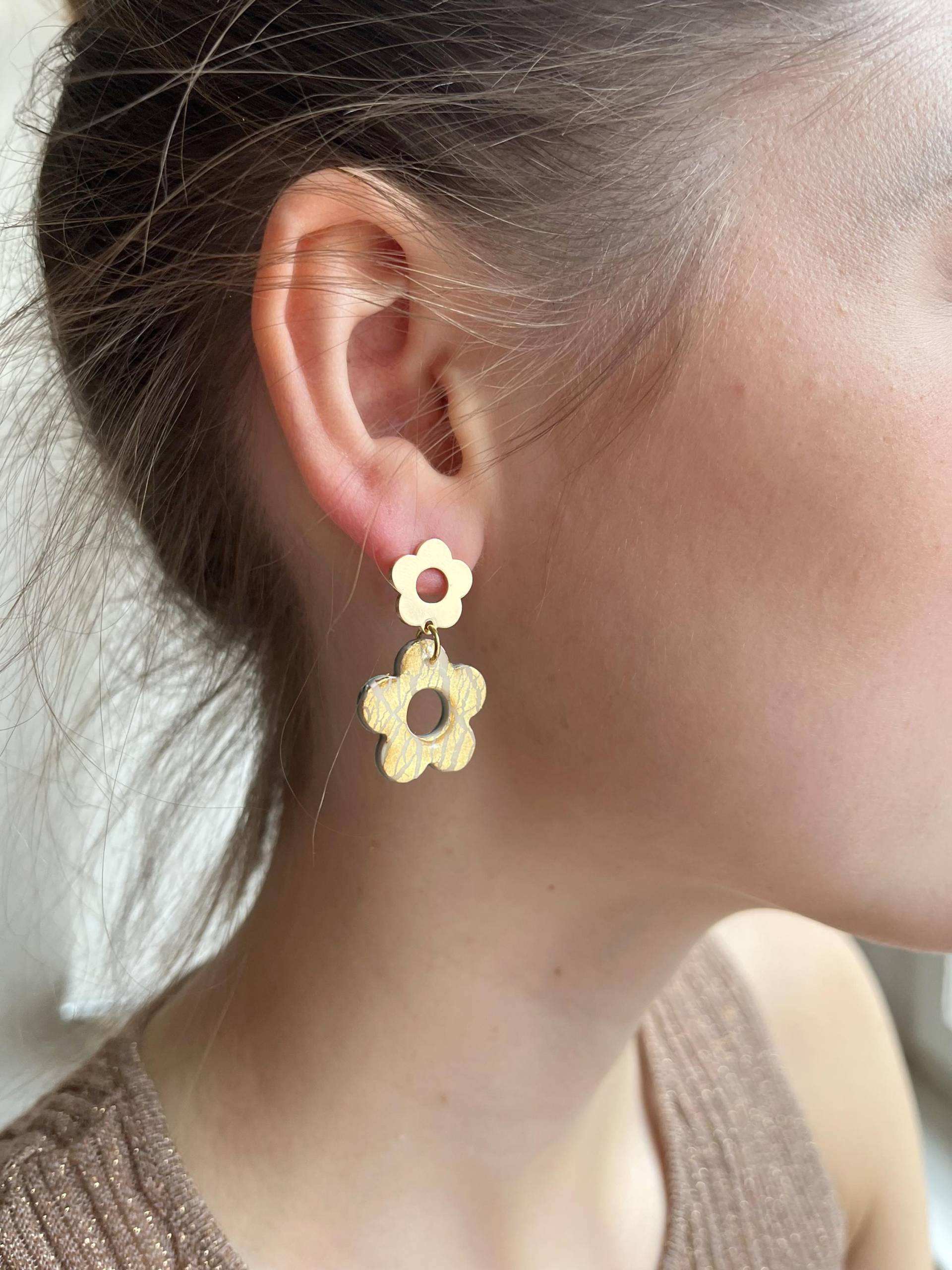 Polymer Clay Ohrringe Goldmarie Blume 24 Karat Vergoldet Creme, Mit Resin Veredelt. Oval Bogen Blatt Träne Ohrschmuck von MajaCelineDE