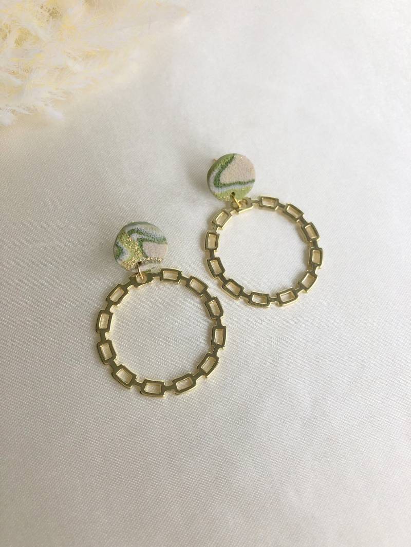 Polymer Clay Ohrstecker Golden Green Rad in Grün Und Gold Mit Reinem 24 Karat Blattgold, Handgefertigte Unikatohrringe Vergoldet von MajaCelineDE