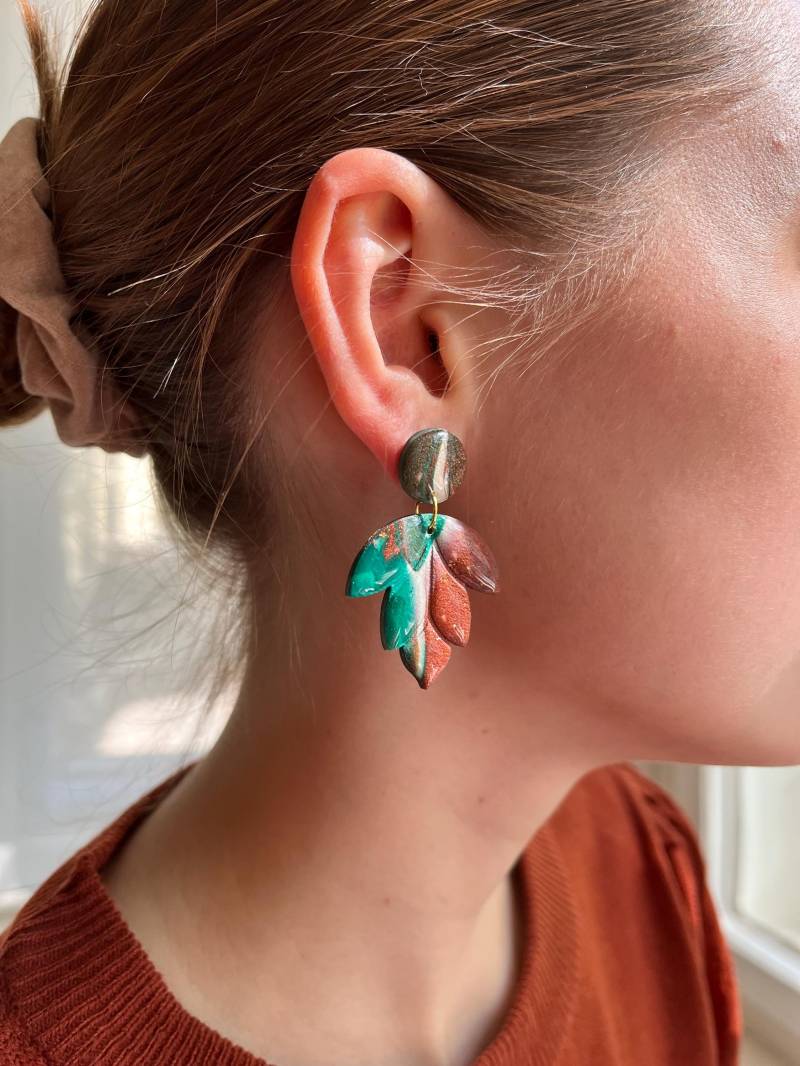 Polymer Ohrstecker Blatt Bonita 24 Karat Vergoldet Clay Ohrringe Bunt Statement Unikat Smaragdgrün Bronze Gold von MajaCelineDE