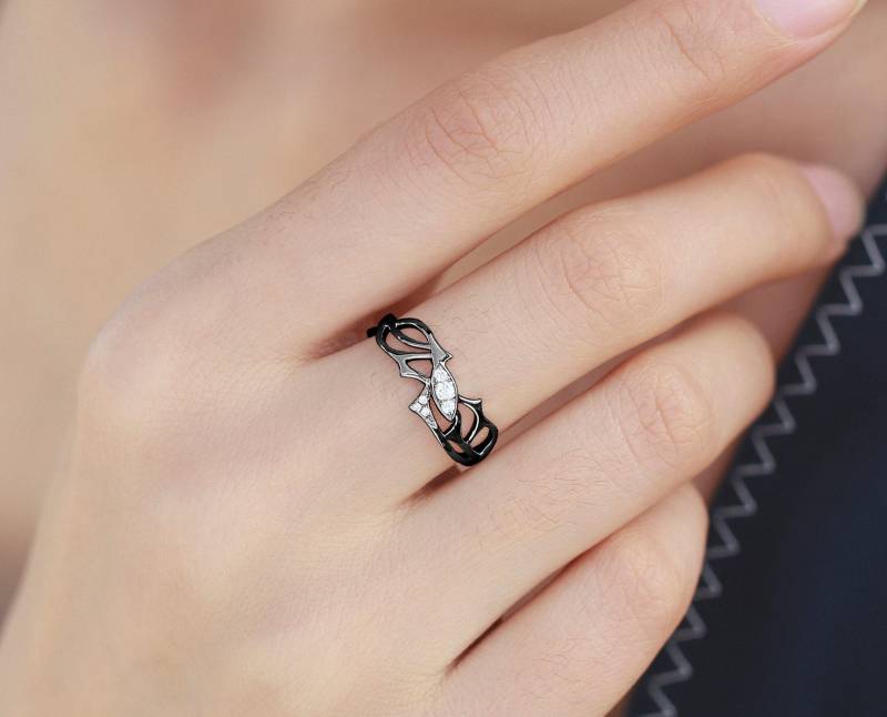 Gothic Ring Diamant-Schwarz Gold Band-Zweig Verlobungsring-Marquise Eheringe-Alternativer Elfe-Versprechen Thorn-Natur Inspirierter von MajadeJewelryDesign