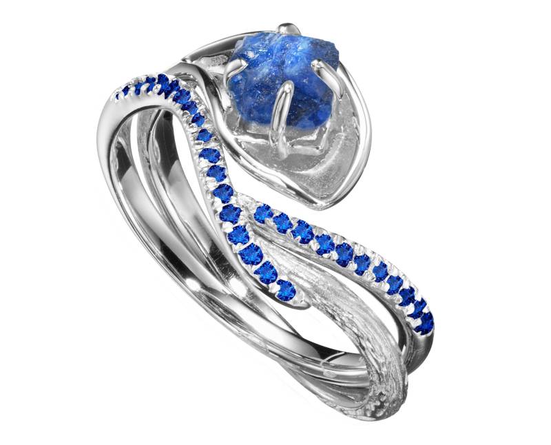 Roher Saphir Verlobungsring Und Trauringe Set-Unikat Passende Bänder-Solitär Ring Mit Aufwertung-Blumenring Floral-Rustikaler Braut von MajadeJewelryDesign