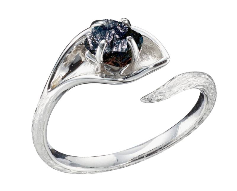 Roher Schwarzer Turmalin Verlobungsring-Zweigblütenring-Natur Inspirierter Rustikaler Ehering Ast-Calla Lilie Ring-Schorl Baumrinde Ring von MajadeJewelryDesign