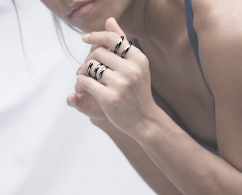 Schwarze Ringschiene-Personalisierte Gravierbare Ring Passend-Sie Und Ihn Ringe Set-Individuelle Ringpaare-Versprechen Wrap-Around-Name von MajadeJewelryDesign