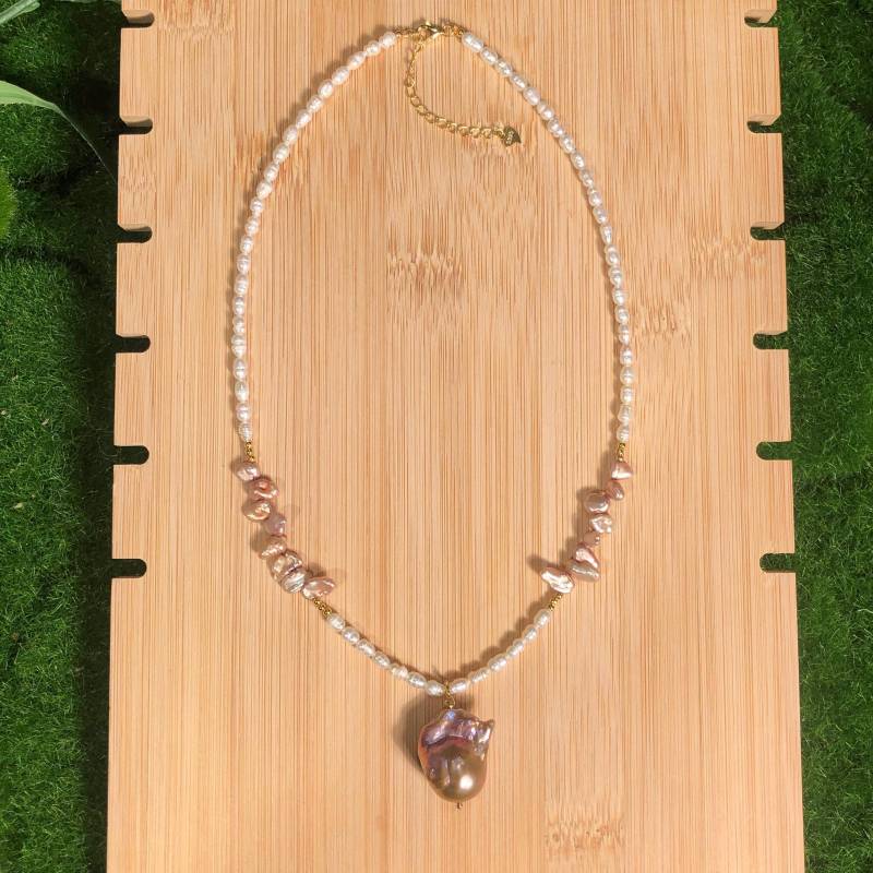 Exquisite Halskette, Süßwasserperle, Lila Anhänger, Versilbert Mit 24K Gold, Handgefertigt Exquisite Halskette, Süßwasserperle, Lila Anhänger, Versilbert Mit 24K Gold, Handgefertigt von MakaMokaEnergy