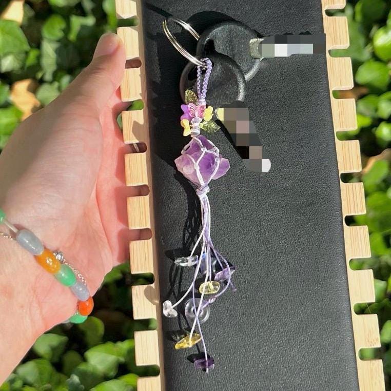 Edelstein Makramee Schlüsselanhänger - Gemstone Macrame Keychain Amethyst/Fluorit von MakaMokaEnergy