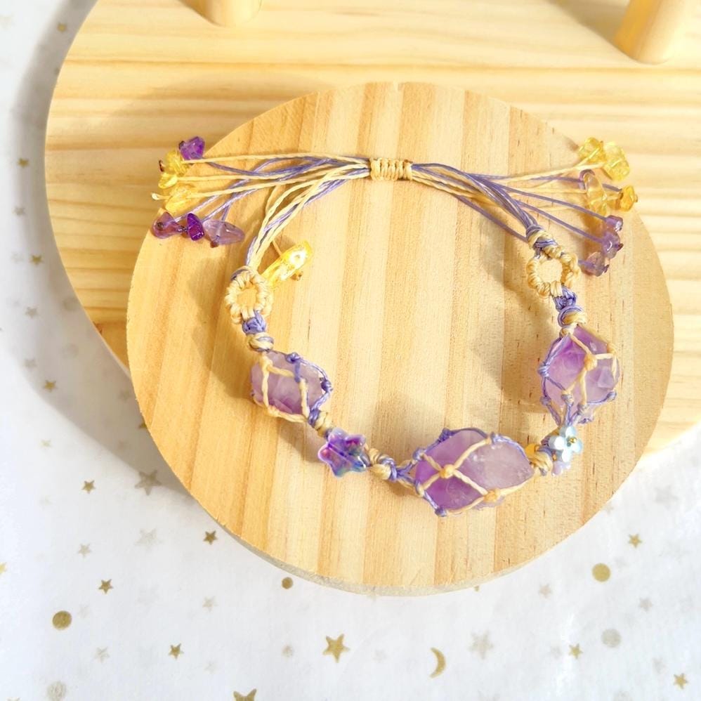 Symphonie - Makramee Edelstein Armband Mit Amethyst Handgemacht Lila Gelb Symphonie - Makramee Edelstein Armband Mit Amethyst Handgemacht Lila Gelb von MakaMokaEnergy