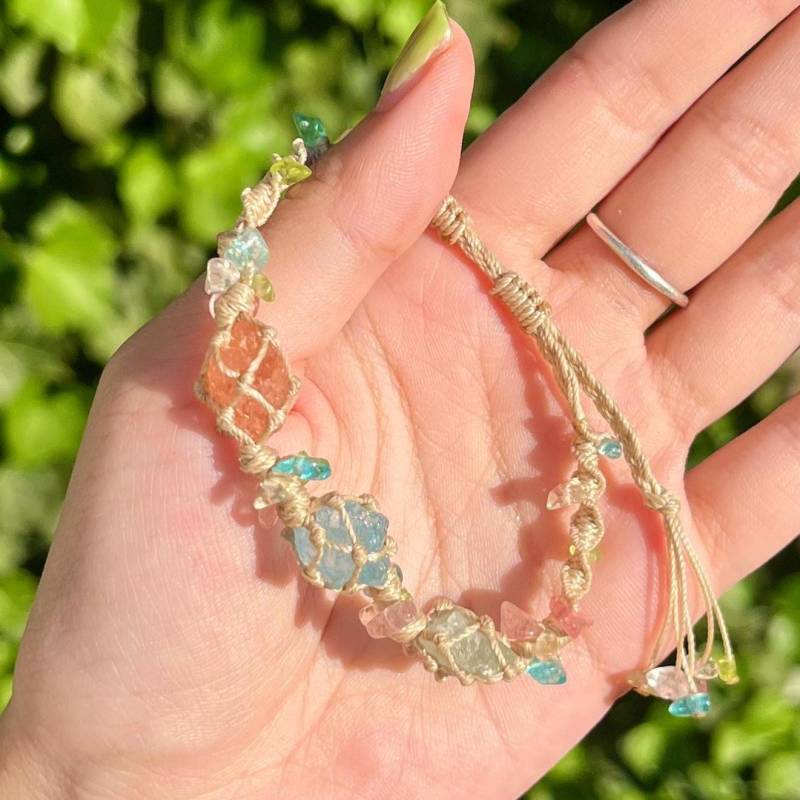 Waldbeeren - Makramee Edelstein Armband Mit Rosenquarz/Fluorit/Aquamarin Waldbeeren - Makramee Edelstein Armband Mit Rosenquarz/Fluorit/Aquamarin von MakaMokaEnergy
