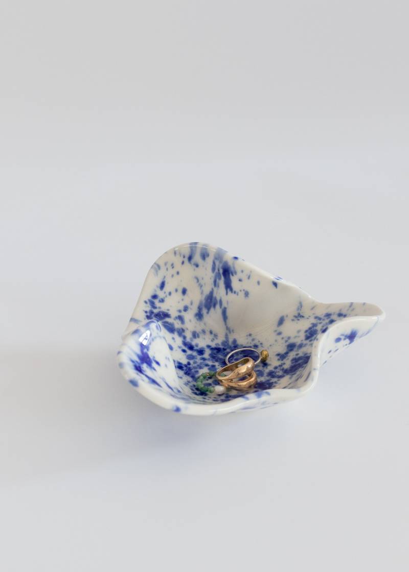 Keramik Ringschale, Porzellan Schmuckschale, Weiße & Blaue Salzschale, Unregelmäßige Schale, Zuckerschale, Schmuckstück Oder Schlüsselschale von MakakiStudioStore