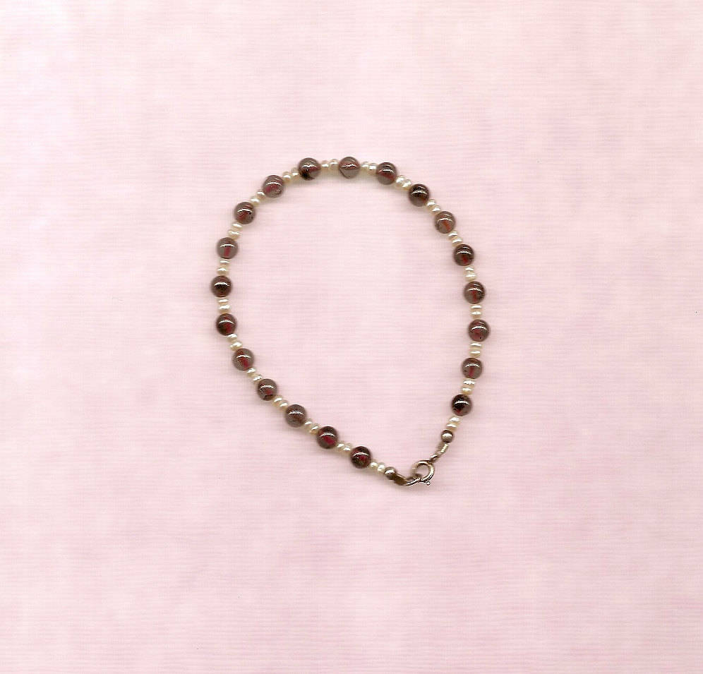 Granat Und Süßwasserperlen Armband Granat Und Süßwasserperlen Armband von Makalapua