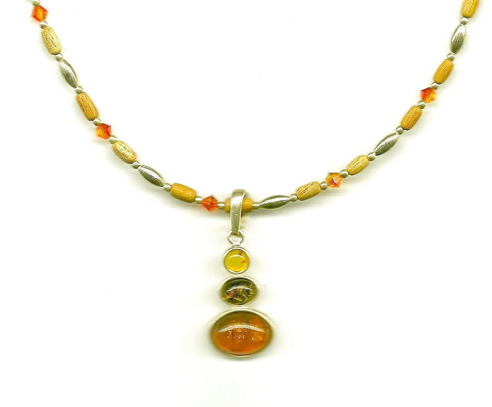 Holz Und Orange Kristall Kette Mit Einem Anhänger Aus Sterling, Gelb, Grün Holz Und Orange Kristall Kette Mit Einem Anhänger Aus Sterling, Gelb, Grün von Makalapua