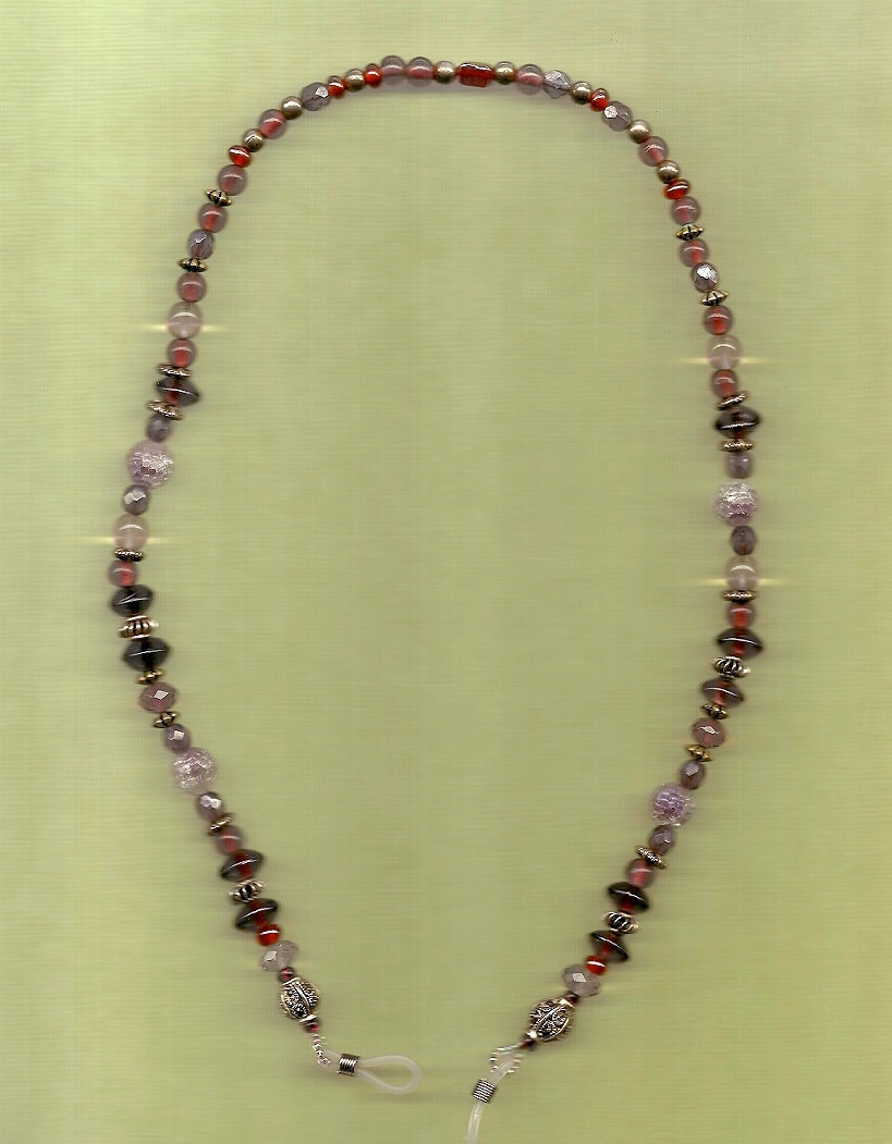 Lila Glasperlen Lanyard Brillenhalter Lila Glasperlen Lanyard Brillenhalter von Makalapua