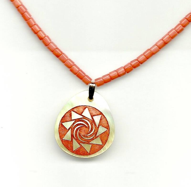 Orange Koralle Und Goldkette Mit Graviertem Perlmutt Anhänger Orange Koralle Und Goldkette Mit Graviertem Perlmutt Anhänger von Makalapua