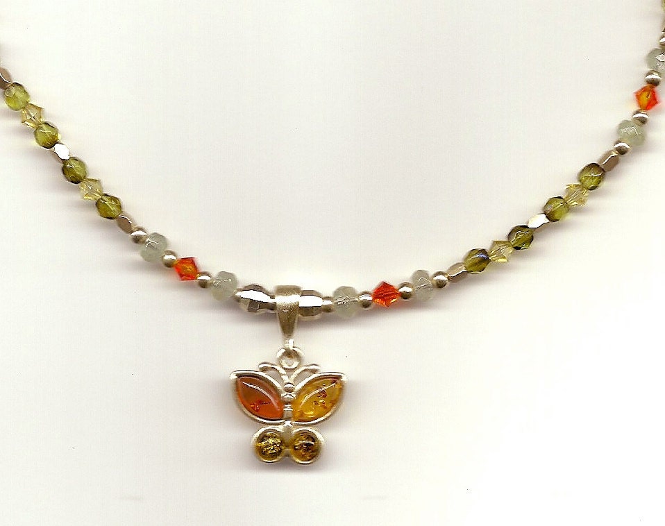 Sterling, Grünes Glas Und Orange Kristall Halskette Mit Gelb, Orange, Grün Sterling Schmetterling Anhänger Sterling, Grünes Glas Und Orange Kristall Halskette Mit Gelb, Orange, Grün Sterling Schmetterling Anhänger von Makalapua