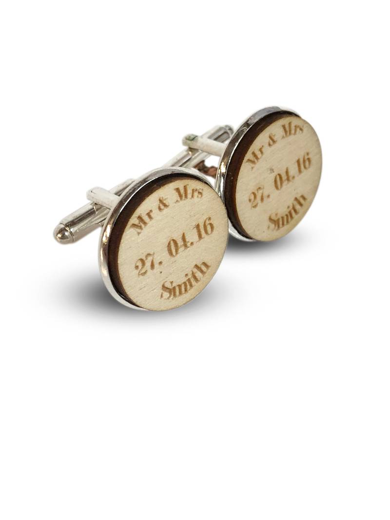 Personalisierte Holz Runde Mr & Mrs Mit Custom Datum Manschettenknöpfe - 024 von MakeItPersonalCoShop