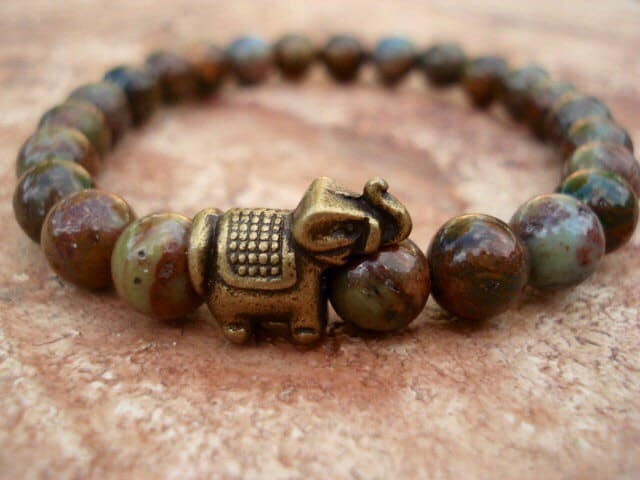 Elefanten Armband Grüne Opal Perlen Stretch Armband Mit Bronze Anhänger von MakeMeSmileJewelry