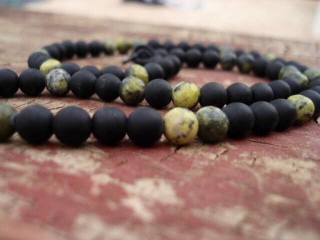 Herren Matte Black Onyx & Gelber Türkis Perlen Halskette von MakeMeSmileJewelry