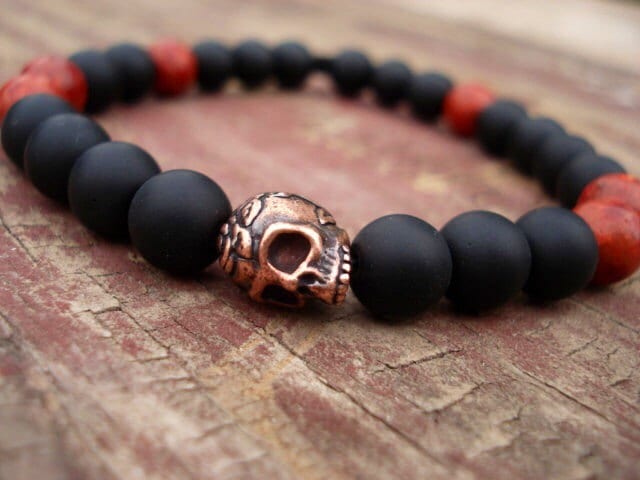 Herren Schwarzer Onyx Totenkopf Armband Kupferner Totenkopf, Gothic Schmuck von MakeMeSmileJewelry