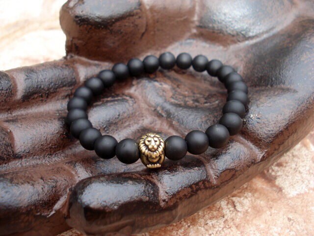 Mattschwarzes Onyx-Armband Mit Antikem Messinglöwe von MakeMeSmileJewelry