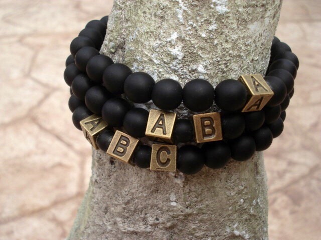 Personalisiertes Initial Armband Matte Black Onyx Perlenarmband von MakeMeSmileJewelry