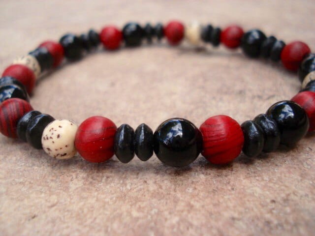 Schwarz Obsidian & Rot Holz Perlen Armband Stapelbare Yoga Mala von MakeMeSmileJewelry