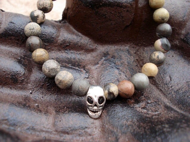 Totenkopf Armband Landschaftsstein Perlen Stretch Armband von MakeMeSmileJewelry