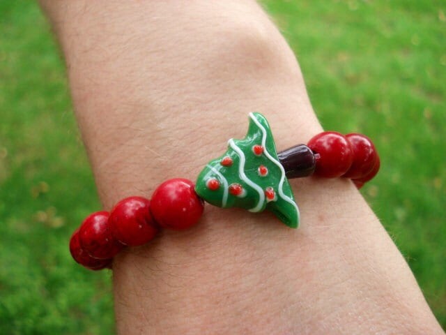 Lampwork Weihnachtsbaum Armband, Roter Türkis, Weihnachtsschmuck von MakeMeSmileJewelry
