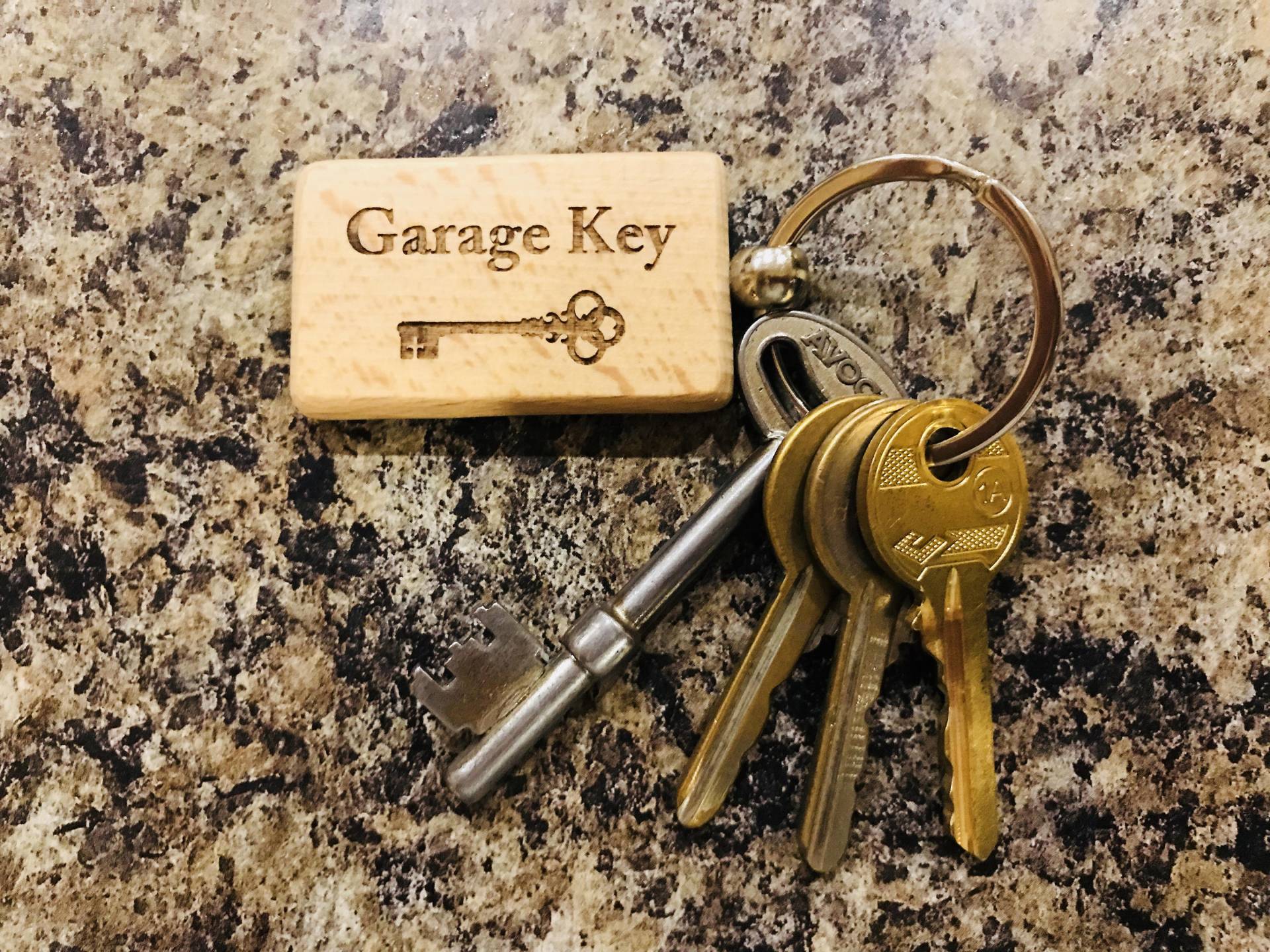 Personalisierte Gravierte Holz Schlüsselanhänger. Jede Gravur. Jedes Bild. Beliebiger Text von MakeThisMineGifts