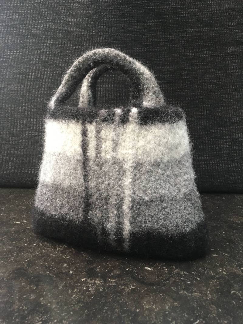 Gefilzte Handtasche, Clutch, 100 % Wolle. Größe 30 X cm Gefilzte Handtasche, Clutch, 100 % Wolle. Größe 30 X cm von MakeYouLookGreat