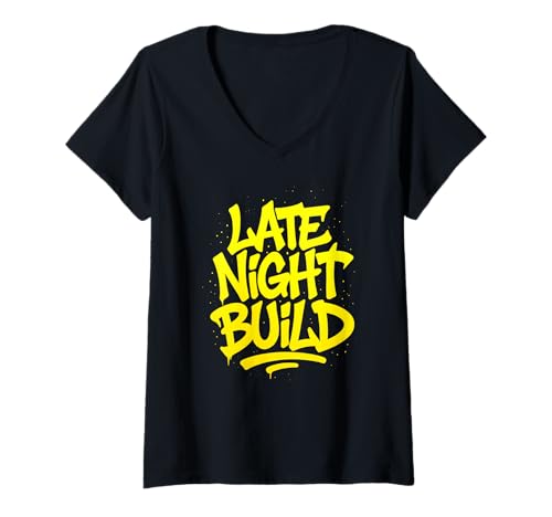 Damen Late Night Build Graffiti-Schriftzug T-Shirt mit V-Ausschnitt Damen Late Night Build Graffiti-Schriftzug T-Shirt mit V-Ausschnitt von MakerStreet