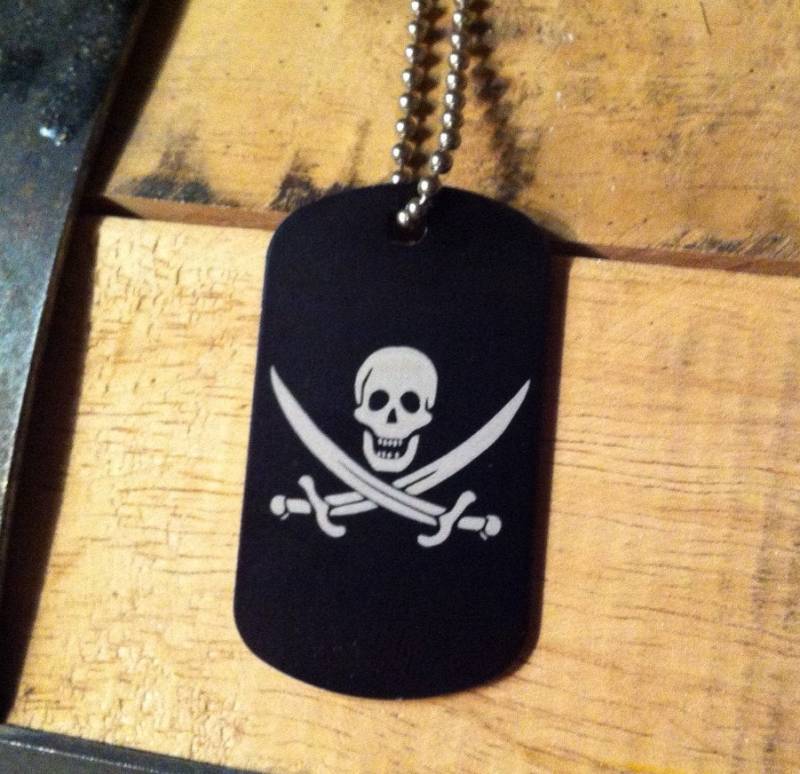 Jolly Roger Hundemarke, Piratenhundemarke, Cosplay, Halloween, Piratenbeute, Kinder So Tun, Schädel Und Schwerter Jolly Roger Hundemarke, Piratenhundemarke, Cosplay, Halloween, Piratenbeute, Kinder So Tun, Schädel Und Schwerter von MakerWolfCreations