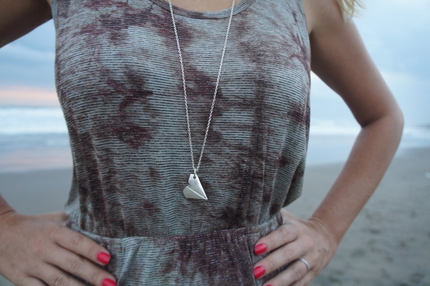 Papierflieger Origami Anhänger Und Kette Aus Sterlingsilber Mit Batik Geschenkbox von MakersTravelers