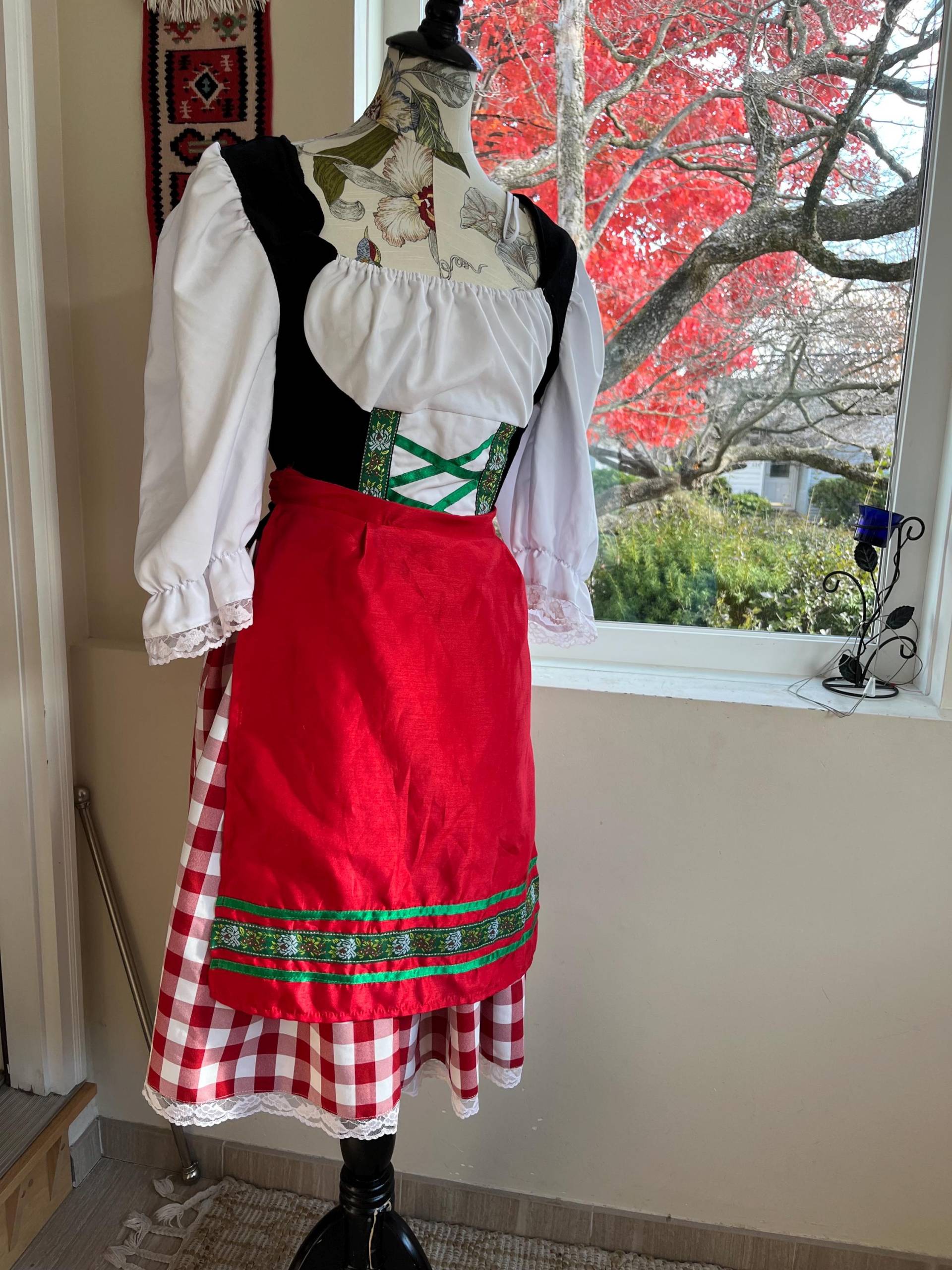 Dirndl Oktoberfest Made in Eu Schwarz Mit Rot Weiß Kariertem Unterteil Und Roter Schürze von Makhitra