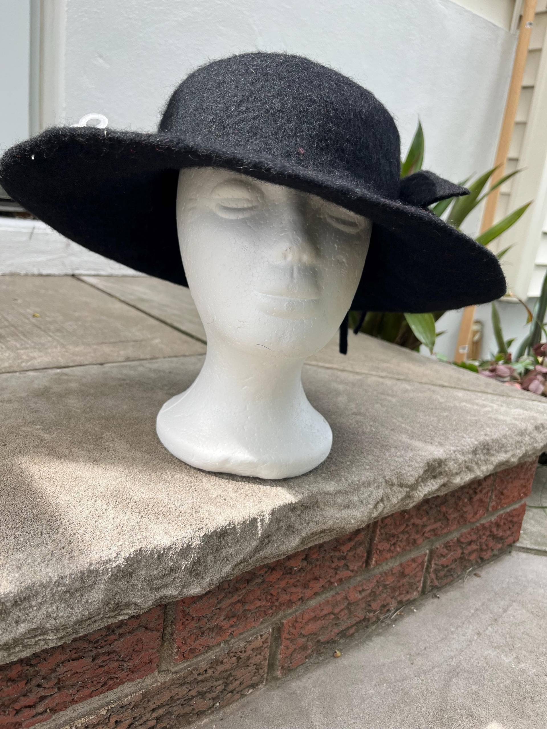Gekochte Schwarze Wollmütze Mit Blumenmuster Aus Frankreich Gekochte Schwarze Wollmütze Mit Blumenmuster Aus Frankreich von Makhitra