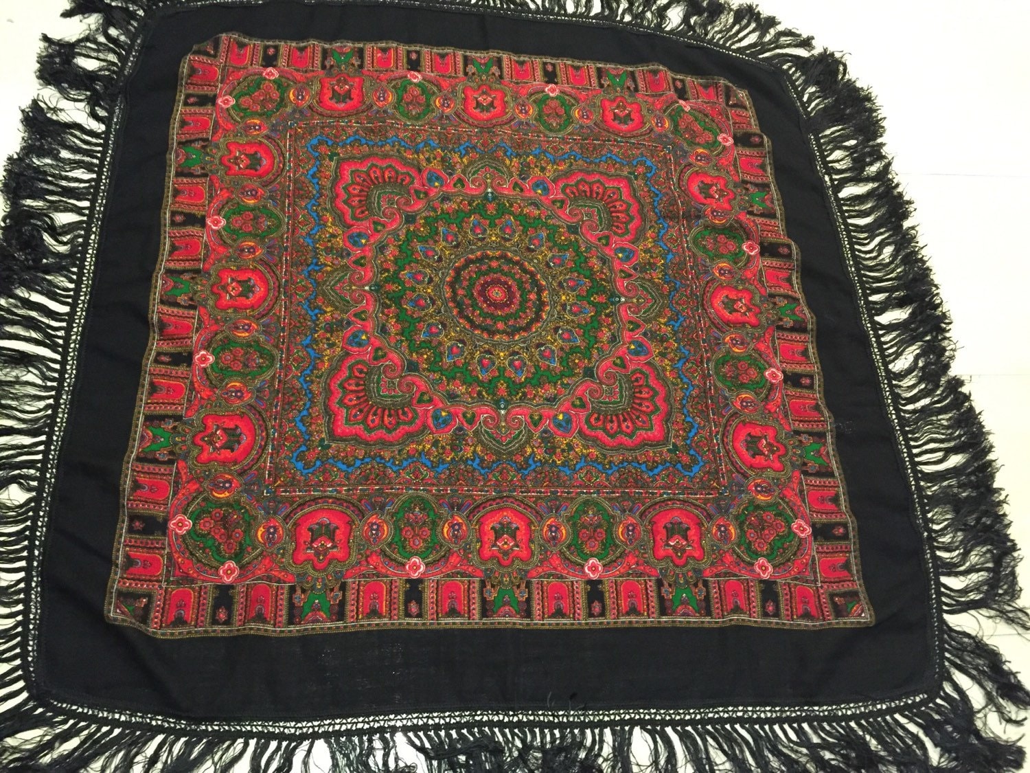 Wollschal Mit Seidenfransen 90x90 cm Wollschal Mit Seidenfransen 90x90 cm von Makhitra