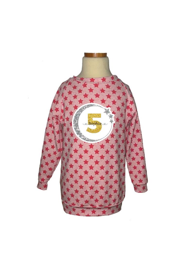 Handmade Geburtstagspullover Mit Zahl Und Namen in Wunschfarbe- Pullover Aus French Terry - Langarmshirt Stars Meliert Größe 80-152 von MakindaDE