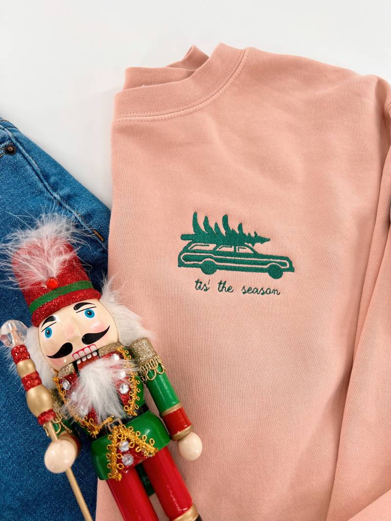 Tis The Season Christmas Besticktes Sweatshirt | Premium-Schwerer Vintage-Urlaub Mit Rundhalsausschnitt von MaklivinCo