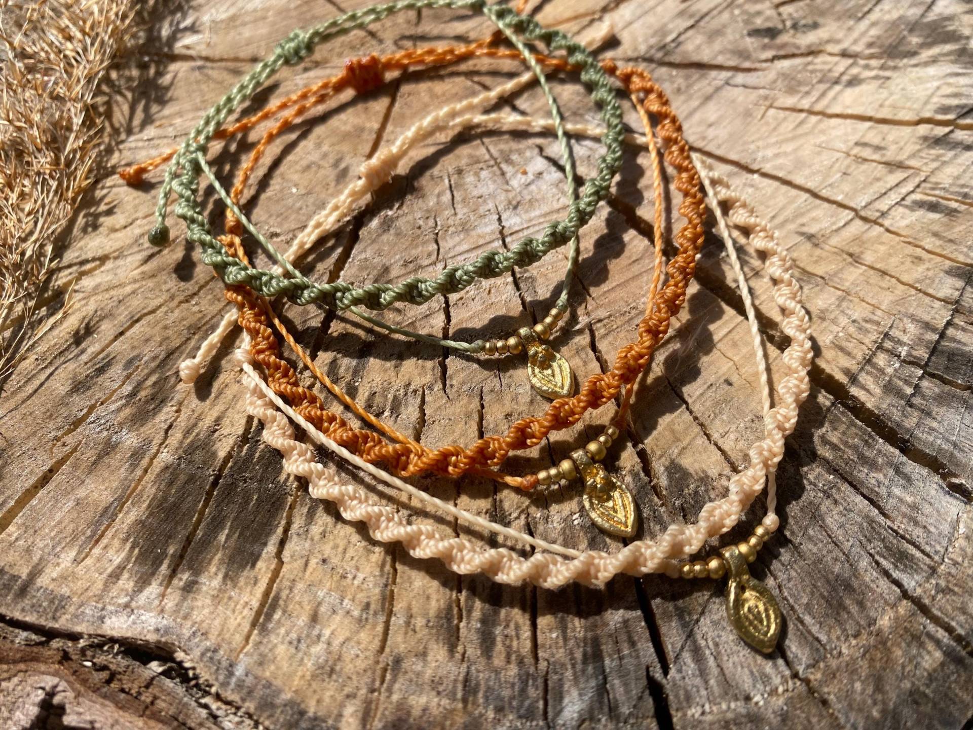 Doppellagiges Makramee Fußband Messing Anhänger Tropfen von MakraSpiritDesigns