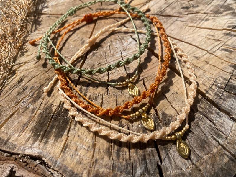 Doppellagiges Makramee Fußband Messing Anhänger Tropfen von MakraSpiritDesigns