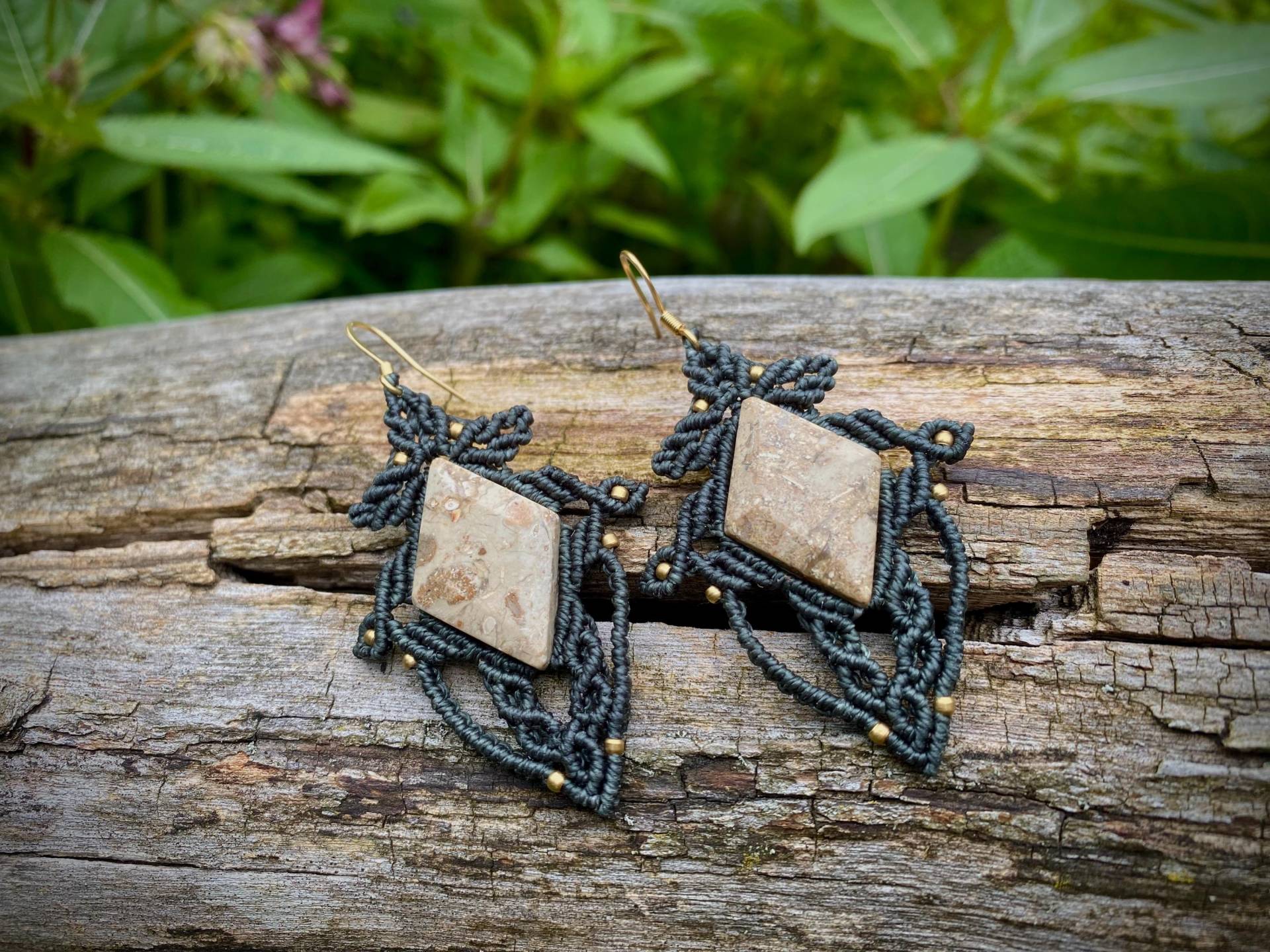 Mikromakramee Ohrringe Landschaftsjaspis Edelstein Boho von MakraSpiritDesigns