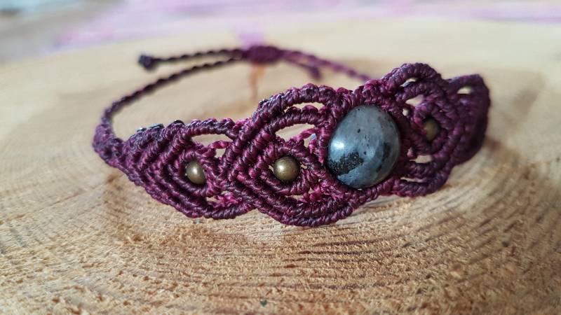 Makrameearmband Mit Halbedelsteinperlen & Messingperlen Gewachstes Garngoahippiehandgemachtgeknüpft von Makramaedchen