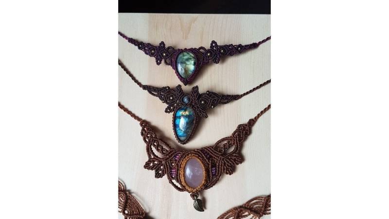 Makrameekette Im Blätterdesign Mit Halbedelstein | Labradorit Oder Rosenquarz Goawaldelfefestivalhippie von Makramaedchen
