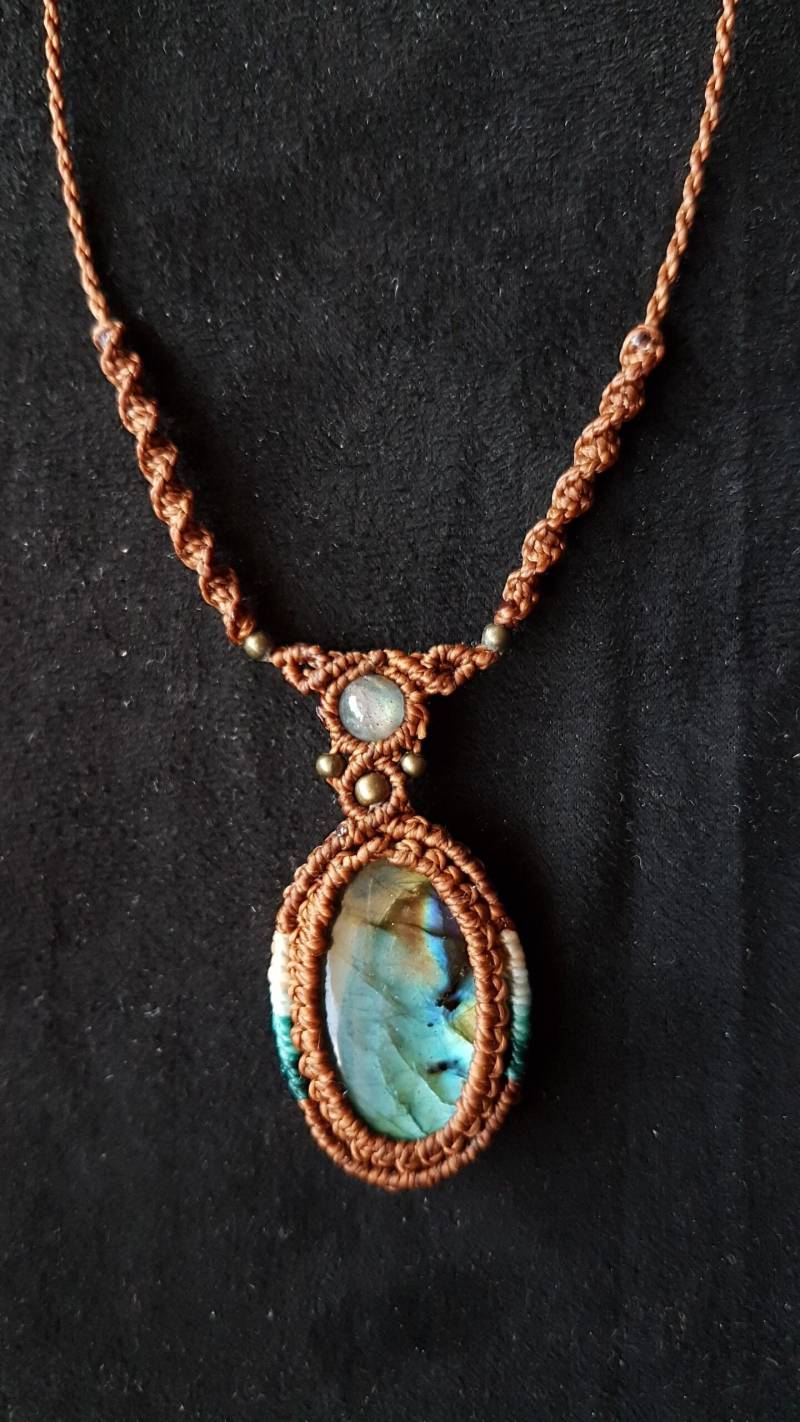 Makrameekette in Braun Mit Multiflash Labradorit Goawaldelfefestivalhippie von Makramaedchen