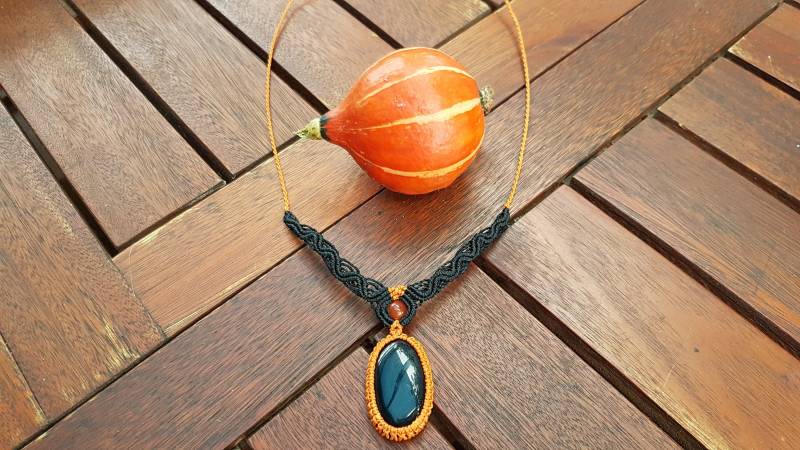 Makrameekette in Schwarz Und Orange Mit Obsidian Halloweengoagothic von Makramaedchen