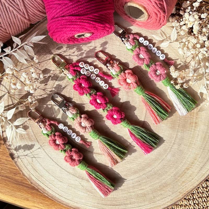 Makramee Schlüsselanhänger | Taschenanhänger Blumen Personalisiert Perfektes Geschenk Für Gast, Freunde, Familie, Kinder, Eltern von LilaviaArt