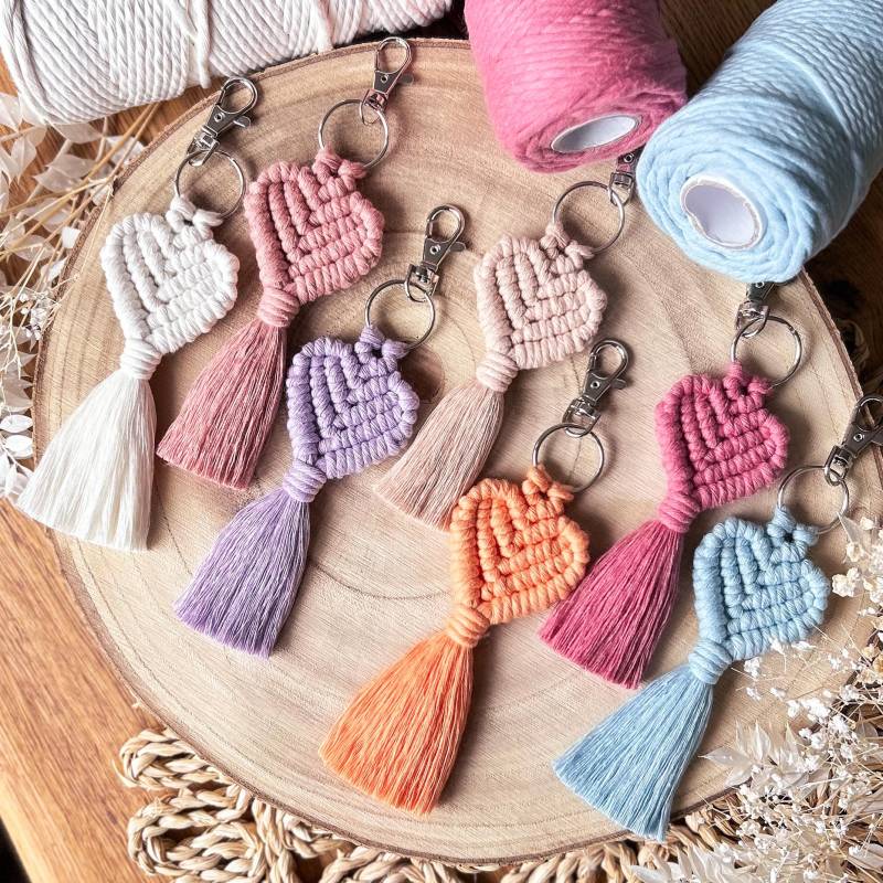 Makramee Schlüsselanhänger, Taschenanhänger Herz, Metallkarabinerhaken, Personalisiert, Geschenk von LilaviaArt